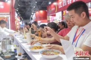 免费卜卦“嗦粉”经济火热 中国多地“食力”出圈